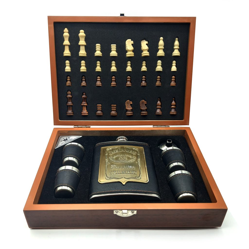 ست قمقمه جیبی چرم جک دنیلز و جعبه چوبی شطرنج کد 519
