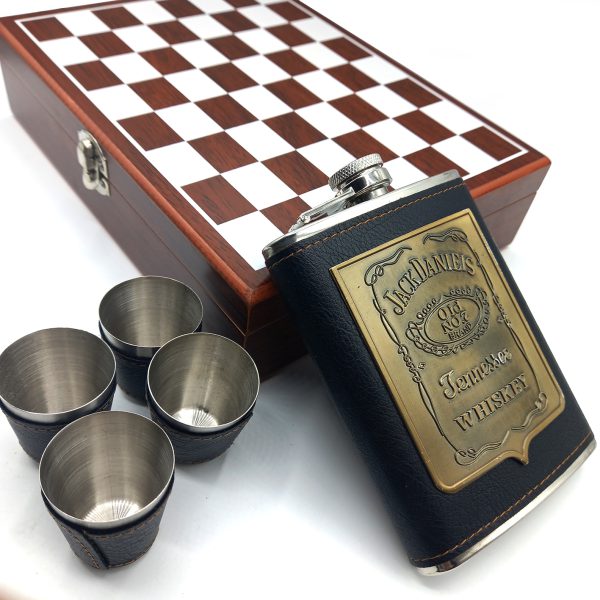 ست قمقمه جیبی چرم جک دنیلز و جعبه چوبی شطرنج کد 519