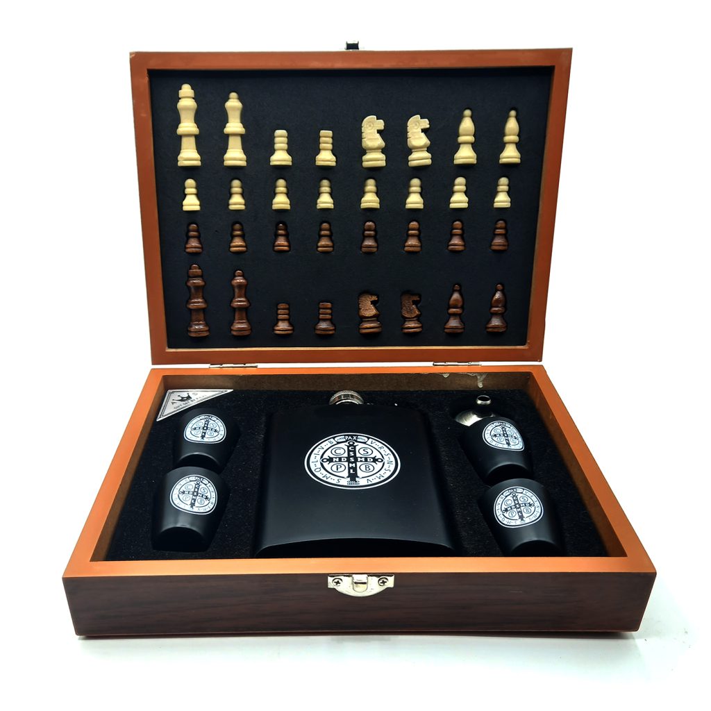 ست قمقمه جیبی استیل جک دنیلز و جعبه چوبی شطرنج کد 520