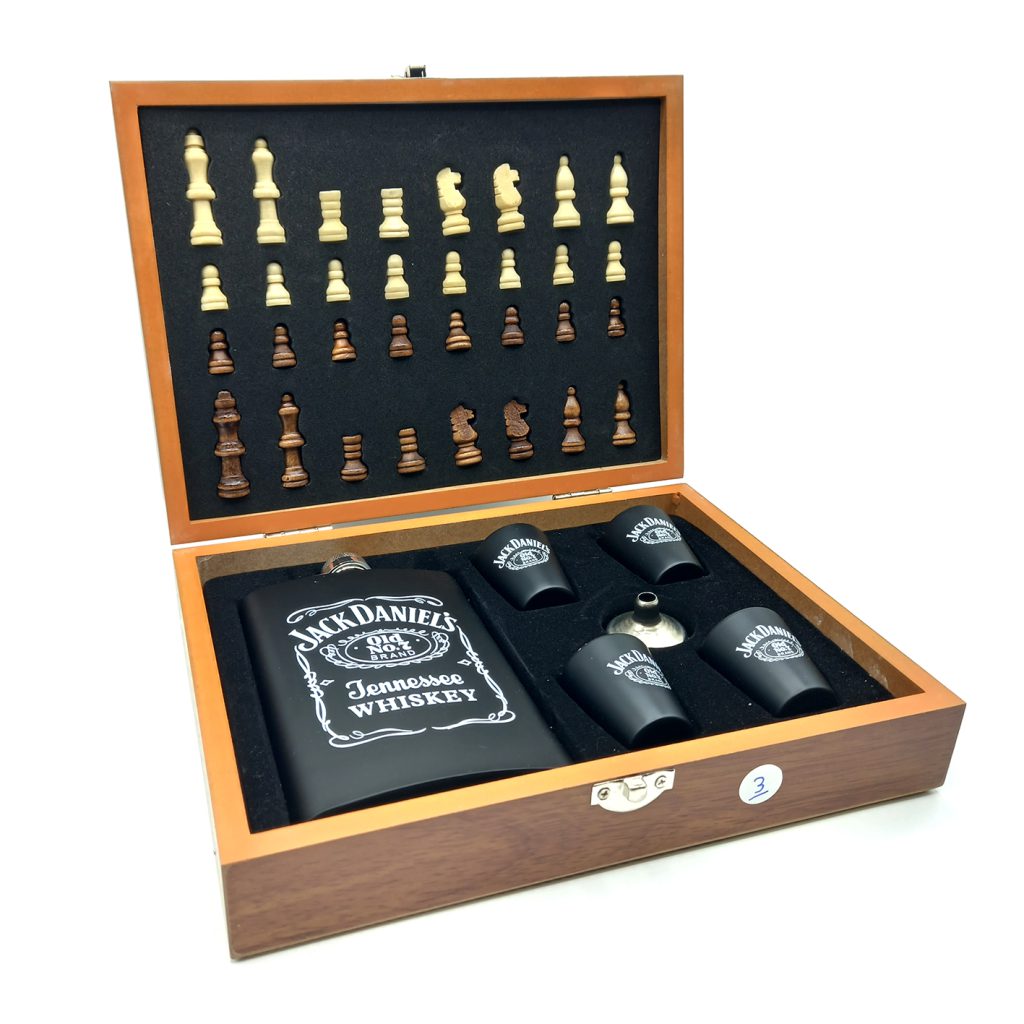 ست قمقمه جیبی استیل جک دنیلز و جعبه چوبی شطرنج کد 524