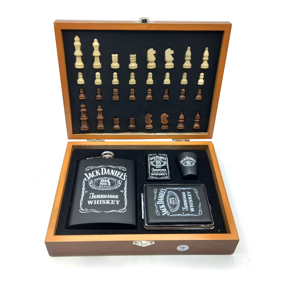 ست قمقمه جیبی ، فندک و جا سیگاری جک دنیلز و جعبه چوبی شطرنج کد 521