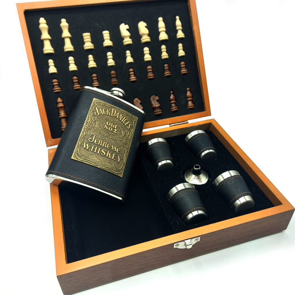 ست قمقمه جیبی استیل جک دنیلز و جعبه چوبی شطرنج کد 531
