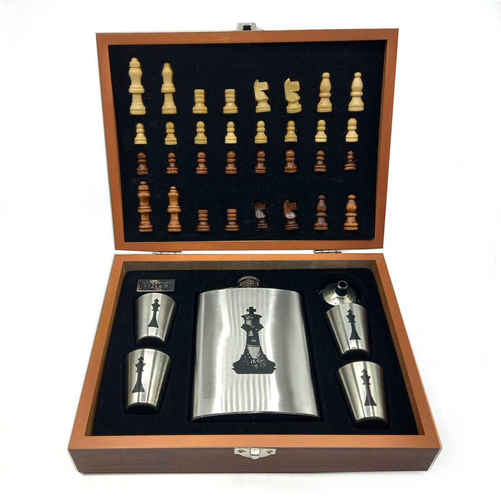 ست قمقمه جیبی استیل و جعبه چوبی شطرنج کد f533